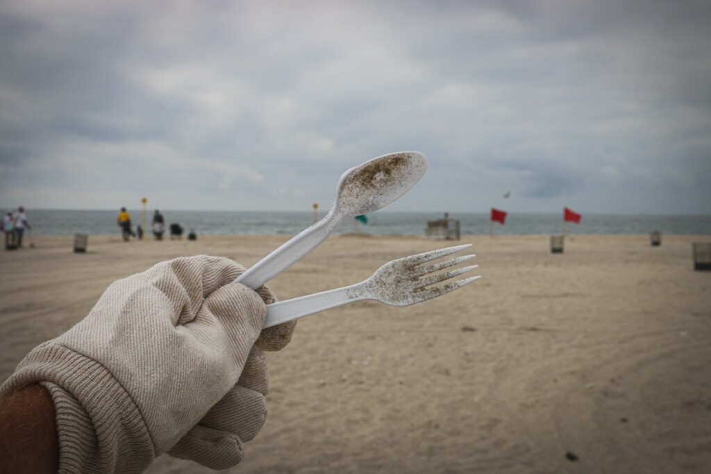 A new law in Washington aims to reduce plastic cutlery, among other single-use plastic items provided by restaurants. Photo by Brian Yurasits on Unsplash

