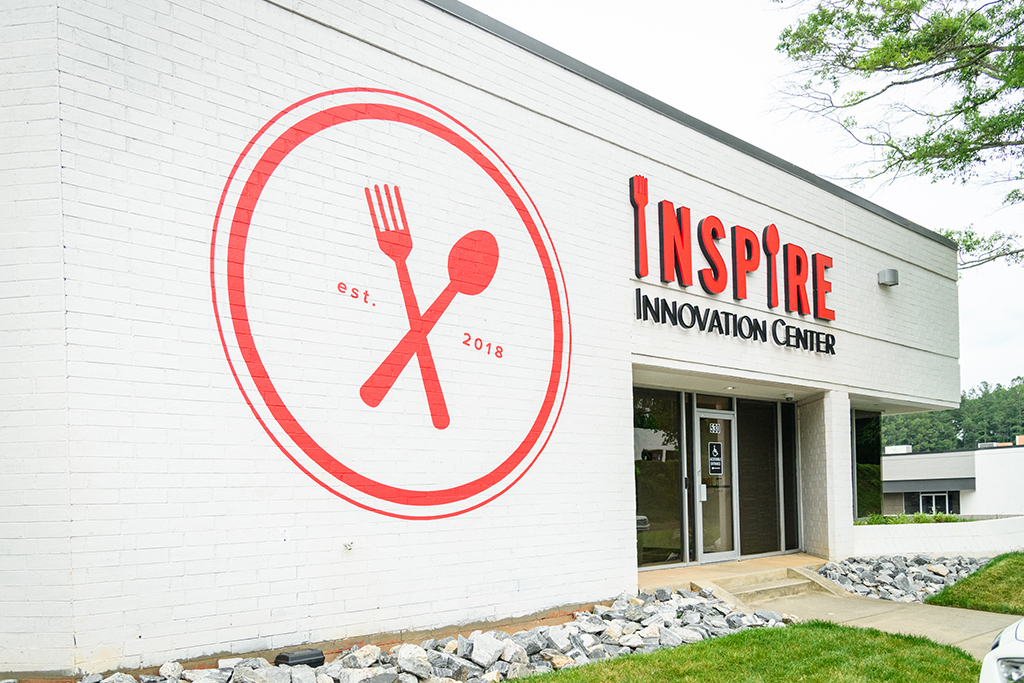 The Inspire Innovation Center measures 15,000 sq. ft. and includes a flex space, modular kitchen stations, demonstration areas, an in-house studio and a reception area. All photos courtesy of Inspire Brands.